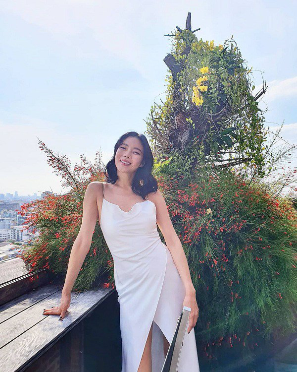 Kiểu váy trắng dịu mát được hội mỹ nhân Thái mê mẩn trong ngày nắng - Ảnh 5.