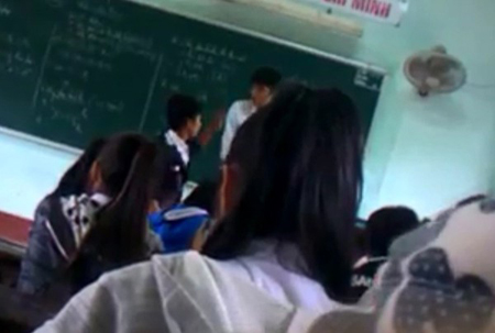 Xôn xao clip thầy giáo tát bôm bốp, học sinh lao lên đánh trả trên bục giảng 1 Xôn xao clip thầy giáo tát bôm bốp, học sinh lao lên đánh trả trên bục giảng 1