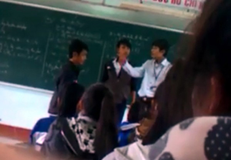 Xôn xao clip thầy giáo tát bôm bốp, học sinh lao lên đánh trả trên bục giảng 2 Xôn xao clip thầy giáo tát bôm bốp, học sinh lao lên đánh trả trên bục giảng 2