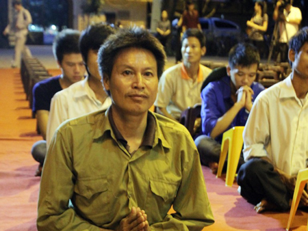 Bố tật nguyền áp tải con bệnh tật đi thi đại học 1
