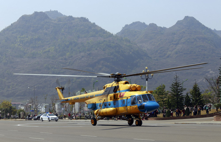 Mi- 171 từng đưa đo&agrave;n b&aacute;c sĩ l&ecirc;n cứu nạn vụ sập cầu Chu Va 2
