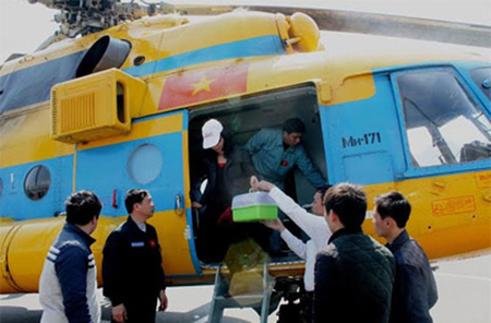 Mi- 171 từng đưa đo&agrave;n b&aacute;c sĩ l&ecirc;n cứu nạn vụ sập cầu Chu Va 3