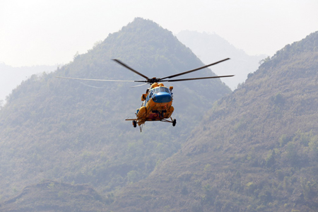 Mi- 171 từng đưa đo&agrave;n b&aacute;c sĩ l&ecirc;n cứu nạn vụ sập cầu Chu Va 6