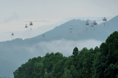 Mi- 171 từng đưa đo&agrave;n b&aacute;c sĩ l&ecirc;n cứu nạn vụ sập cầu Chu Va 8