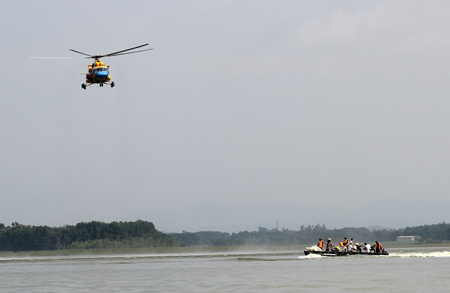 Mi- 171 từng đưa đo&agrave;n b&aacute;c sĩ l&ecirc;n cứu nạn vụ sập cầu Chu Va 7