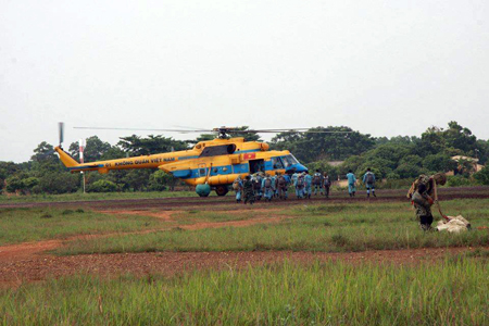 Mi- 171 từng đưa đo&agrave;n b&aacute;c sĩ l&ecirc;n cứu nạn vụ sập cầu Chu Va 1