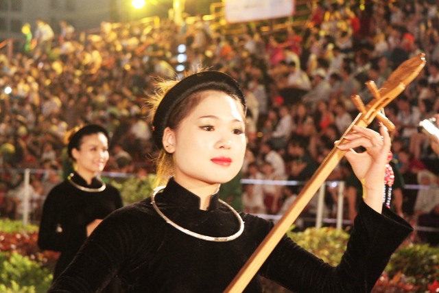 Ngắm c&aacute;c c&ocirc; g&aacute;i xinh đẹp tại Carnaval Hạ Long 6