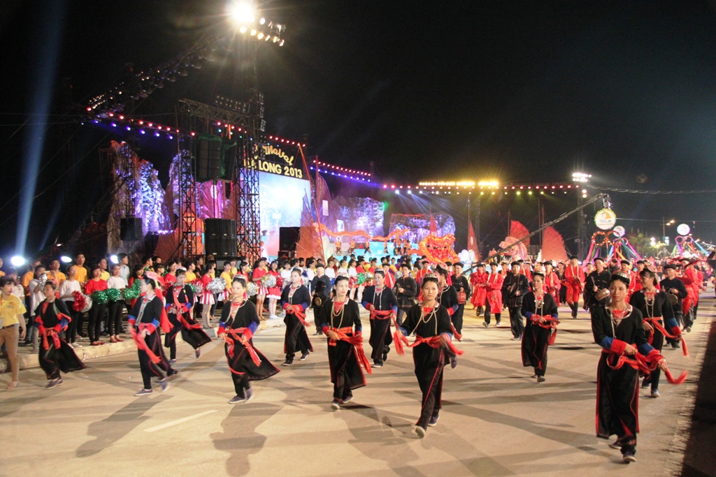 Cập nhật kh&ocirc;ng gian rực s&aacute;ng tại Carnaval Hạ Long 2013 11