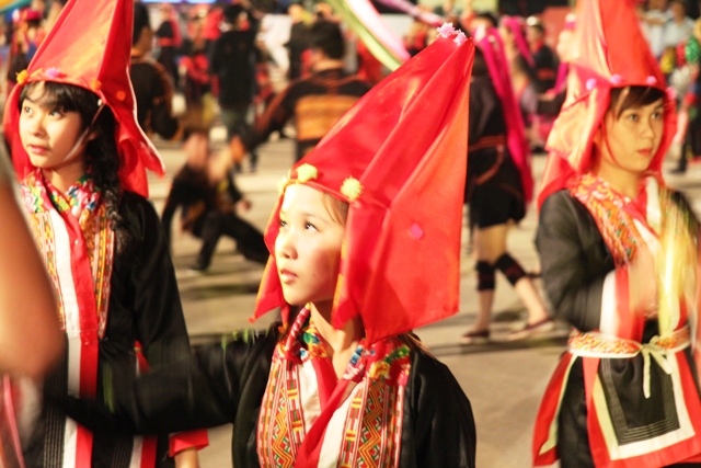 Ngắm c&aacute;c c&ocirc; g&aacute;i xinh đẹp tại Carnaval Hạ Long 7