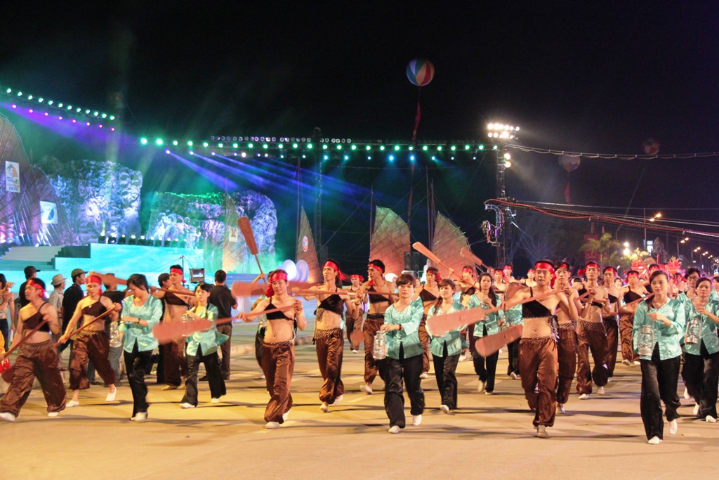 Cập nhật kh&ocirc;ng gian rực s&aacute;ng tại Carnaval Hạ Long 2013 12