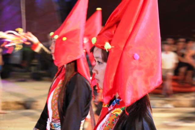 Ngắm c&aacute;c c&ocirc; g&aacute;i xinh đẹp tại Carnaval Hạ Long 8