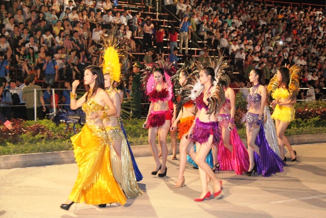 Hoa hậu Thuỳ Dung và dàn người mẫu “thiêu cháy” khán giả Carnaval Hạ Long 13
