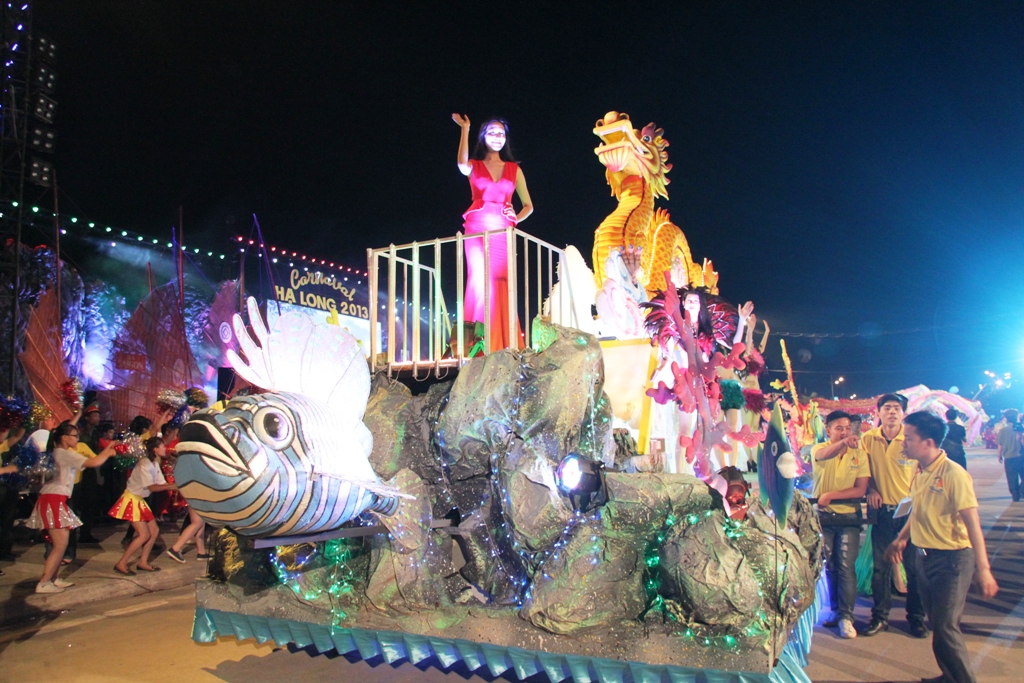 Cập nhật không gian rực sáng tại Carnaval Hạ Long 2013 14