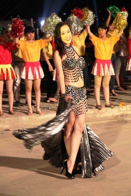 Hoa hậu Thuỳ Dung và dàn người mẫu “thiêu cháy” khán giả Carnaval Hạ Long 14