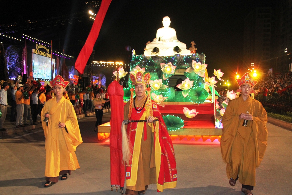 Cập nhật kh&ocirc;ng gian rực s&aacute;ng tại Carnaval Hạ Long 2013 16