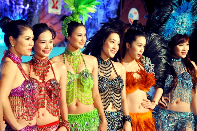 Hoa hậu Thuỳ Dung và dàn người mẫu “thiêu cháy” khán giả Carnaval Hạ Long 16