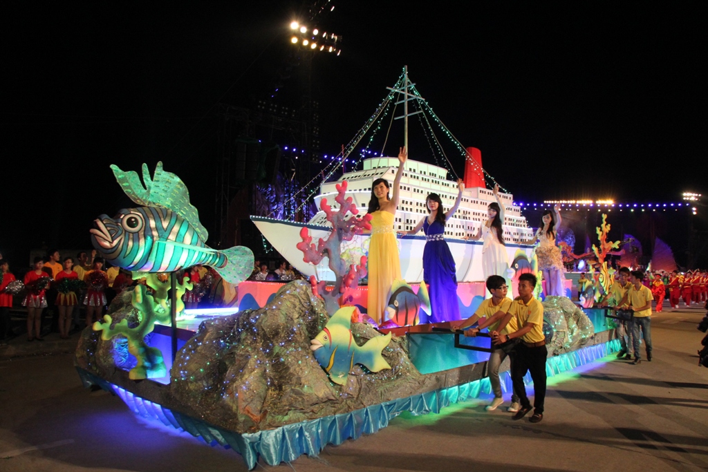 Cập nhật kh&ocirc;ng gian rực s&aacute;ng tại Carnaval Hạ Long 2013 17