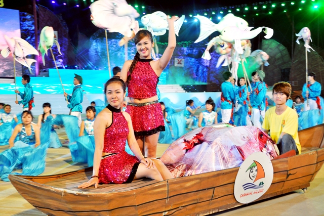 Ngắm c&aacute;c c&ocirc; g&aacute;i xinh đẹp tại Carnaval Hạ Long 13