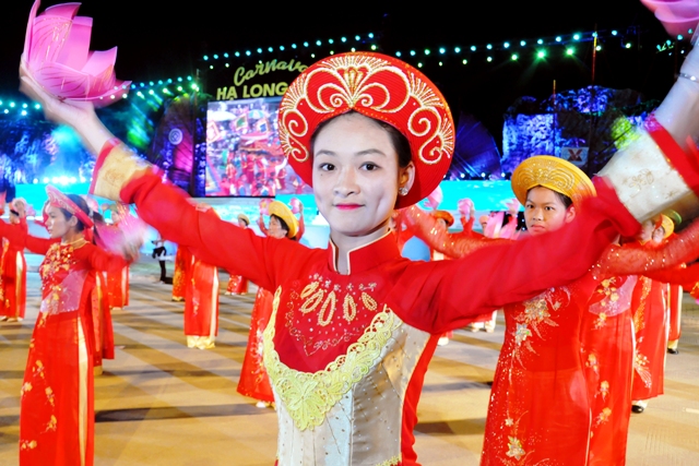 Ngắm c&aacute;c c&ocirc; g&aacute;i xinh đẹp tại Carnaval Hạ Long 2