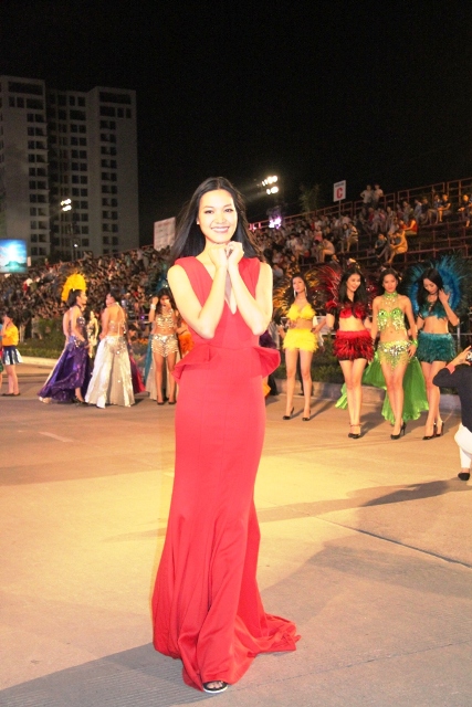 Hoa hậu Thuỳ Dung và dàn người mẫu “thiêu cháy” khán giả Carnaval Hạ Long 2