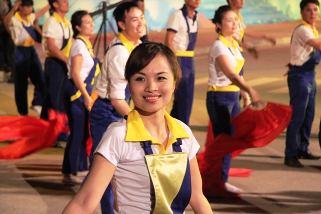 Ngắm c&aacute;c c&ocirc; g&aacute;i xinh đẹp tại Carnaval Hạ Long 15