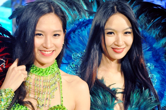Ngắm c&aacute;c c&ocirc; g&aacute;i xinh đẹp tại Carnaval Hạ Long 17