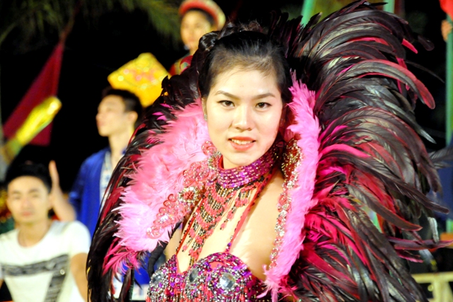 Ngắm các cô gái xinh đẹp tại Carnaval Hạ Long 18