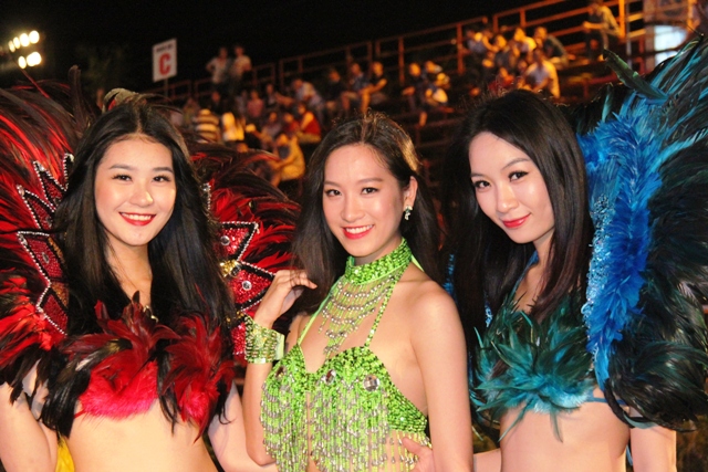 Ngắm c&aacute;c c&ocirc; g&aacute;i xinh đẹp tại Carnaval Hạ Long 24