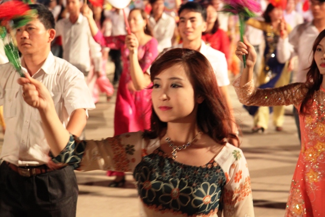 Ngắm c&aacute;c c&ocirc; g&aacute;i xinh đẹp tại Carnaval Hạ Long 4