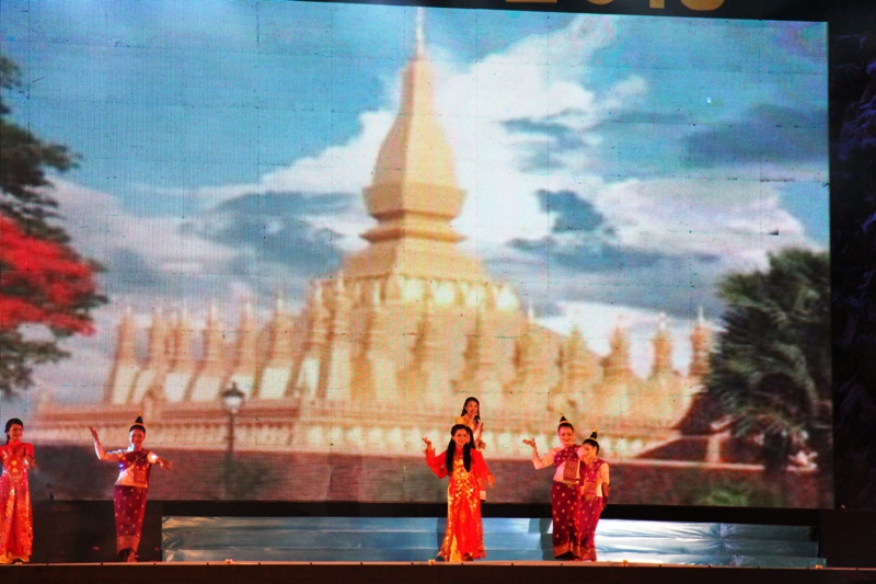 Cập nhật kh&ocirc;ng gian rực s&aacute;ng tại Carnaval Hạ Long 2013 5