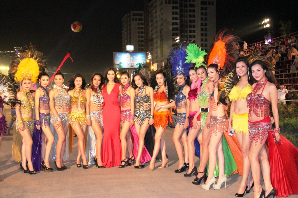 Hoa hậu Thuỳ Dung và dàn người mẫu “thiêu cháy” khán giả Carnaval Hạ Long 6