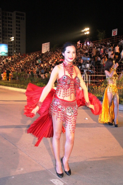 Hoa hậu Thuỳ Dung và dàn người mẫu “thiêu cháy” khán giả Carnaval Hạ Long 9