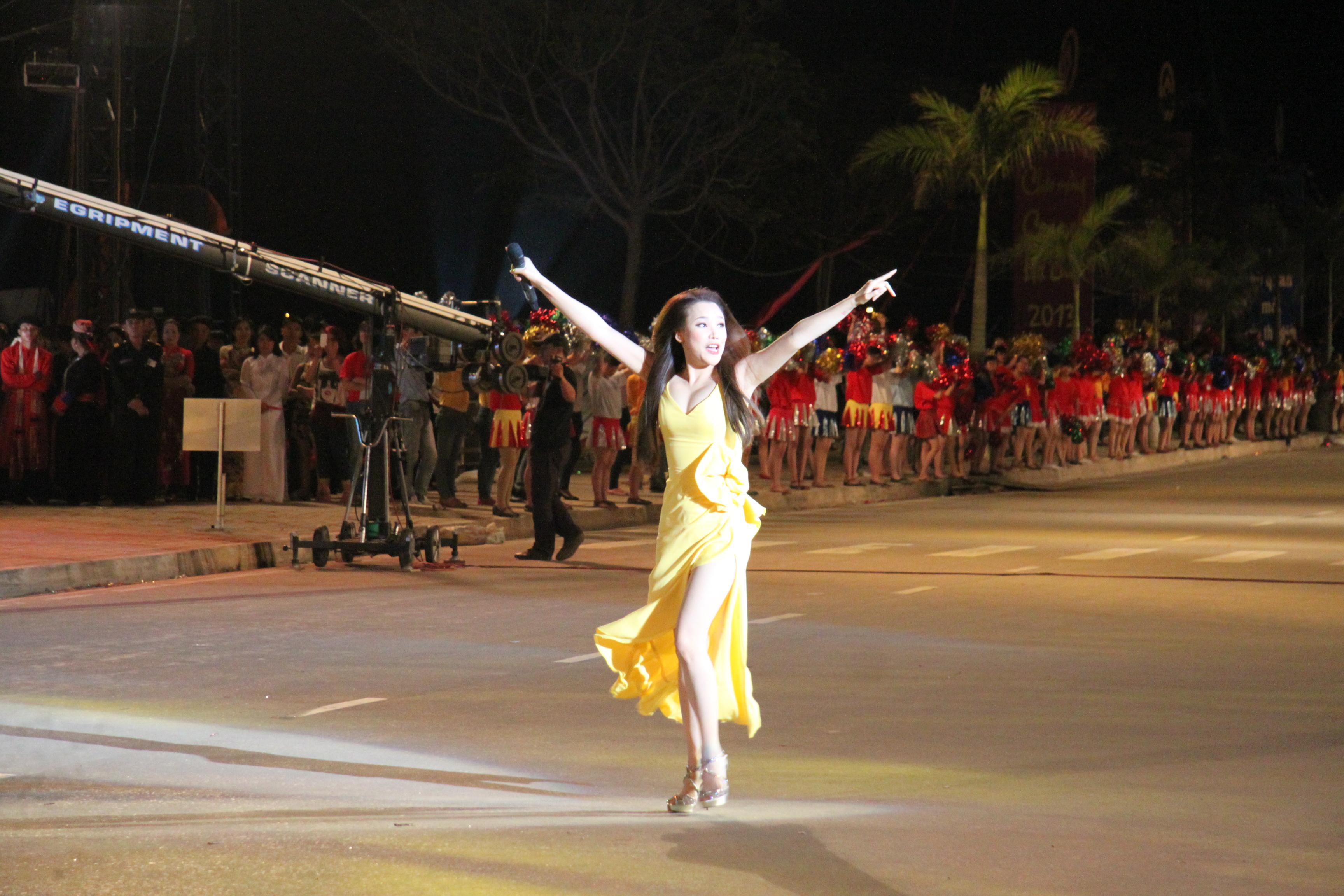 Ca sĩ Hồ Quỳnh Hương “cháy” hết mình tại Carnaval Hạ Long 5