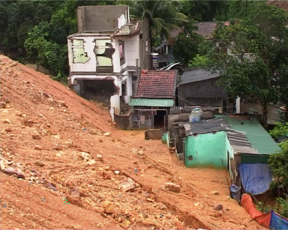 Quảng Ninh: Sạt lở đất gây nguy hiểm đến tính mạng người dân 2
