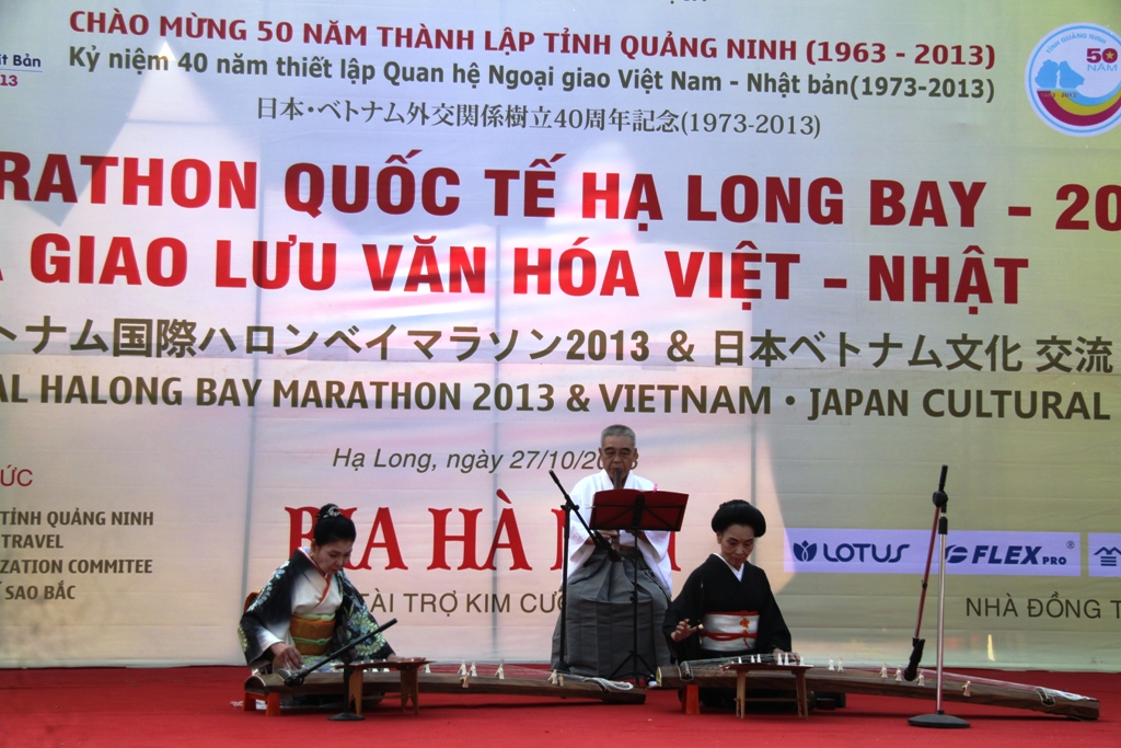 Quảng Ninh: Thắm tình hữu nghị Giải Marathon quốc tế Vịnh Hạ Long 2013  6
