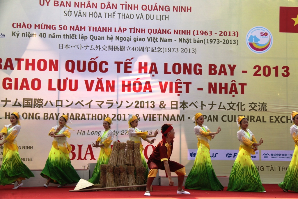 Quảng Ninh: Thắm tình hữu nghị Giải Marathon quốc tế Vịnh Hạ Long 2013  5