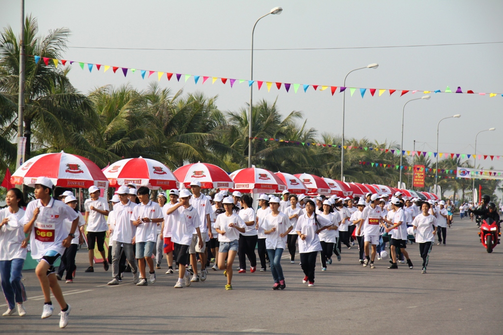 Quảng Ninh: Thắm tình hữu nghị Giải Marathon quốc tế Vịnh Hạ Long 2013  2