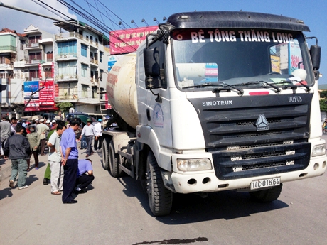 Một phụ nữ chết thảm dưới b&aacute;nh xe trộn b&ecirc; t&ocirc;ng 2