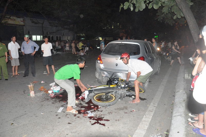 Đâm vào ô tô, 2 thanh niên thiệt mạng 1