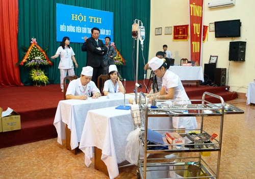 Quảng Ninh: Thi điều dưỡng viên giỏi thanh lịch 2013 1