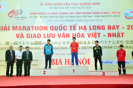 Quảng Ninh: Thắm tình hữu nghị Giải Marathon quốc tế Vịnh Hạ Long 2013  7