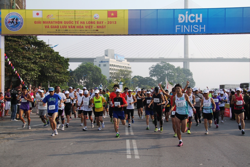 Quảng Ninh: Thắm tình hữu nghị Giải Marathon quốc tế Vịnh Hạ Long 2013  1