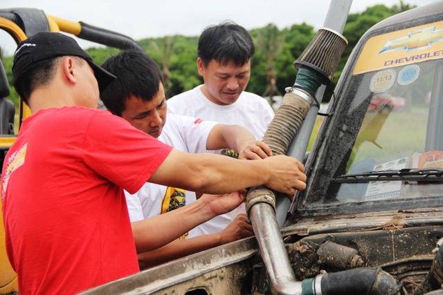 Xe khủng gặp "nạn" trong rừng 10