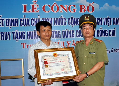Truy tặng Huân chương Dũng cảm cho Trung uý Bùi Văn Bình 2