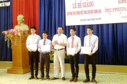 30 lưu học sinh Lào tốt nghiệp khóa học tiếng Việt 1