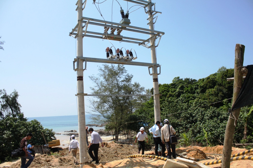 Cận cảnh đưa điện lưới ra huyện đảo Cô Tô  18
