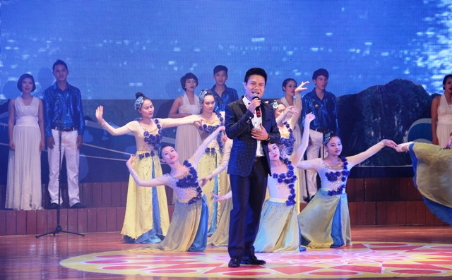 NSND Quang Thọ tỏa sáng trong đêm nhạc tại Hạ Long 10