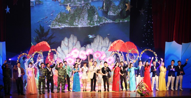 NSND Quang Thọ tỏa sáng trong đêm nhạc tại Hạ Long 20