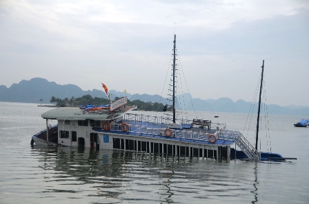 Quảng Ninh: Chìm tàu du lịch trên Vịnh Hạ Long 1