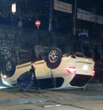 Hà Nội: Xe Porsche Cayenne rơi từ bờ kè xuống lật chổng 4 bánh lên trời 4